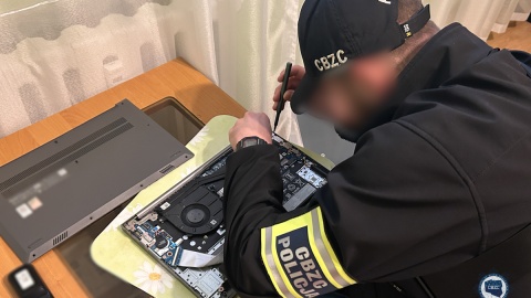 Policjanci znaleźli ponad 1500 nośników cyfrowych, na których znajdowało się ponad 330 tys. plików przedstawiających seksualne wykorzystanie osób małoletnich/fot. KGP