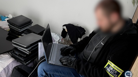 Policjanci znaleźli ponad 1500 nośników cyfrowych, na których znajdowało się ponad 330 tys. plików przedstawiających seksualne wykorzystanie osób małoletnich/fot. KGP