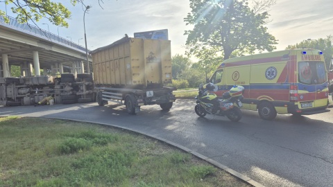 Ciężarówka z przyczepą pełną makulatury przewróciła się na łuku drogi/ Fot. KM PSP w Bydgoszczy