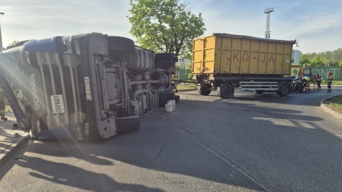 Ciężarówka z przyczepą pełną makulatury przewróciła się na łuku drogi/ Fot. KM PSP w Bydgoszczy