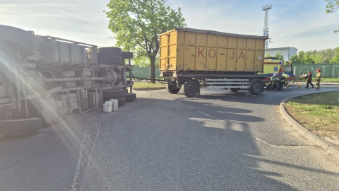 Ciężarówka z przyczepą pełną makulatury przewróciła się na łuku drogi/ Fot. KM PSP w Bydgoszczy