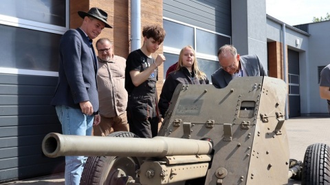 Do bydgoskiego Zespołu Szkół Samochodowych trafiła radziecka armata przeciwpancerna. Eksponat z czasów II wojny światowej przejdzie renowację/fot. Tatiana Adonis