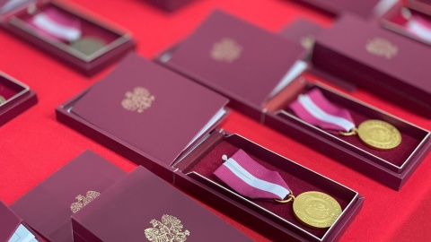 Kilkadziesiąt osób zostało uhonorowanych w Urzędzie Wojewódzkim w Bydgoszczy w imieniu prezydenta Polski/fot. Natasza Trzebuchowska