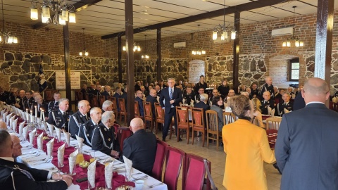 Blisko setka druhów seniorów z całego powiatu toruńskiego świętowała w Zamku Bierzgłowskim/fot. Mariusz Luda