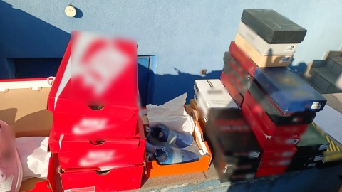 Lewy towar ukryty był w samochodzie zaparkowanym w pobliżu targowiska we Włocławku/Fot. KAS