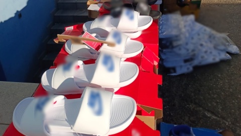 Lewy towar ukryty był w samochodzie zaparkowanym w pobliżu targowiska we Włocławku/Fot. KAS