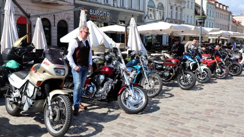 Zamiast czarnych skórzanych kurtek marynarki, krawaty i muchy - przez region przejechał w niedzielę Motocyklowy Rajd Dżentelmenów/fot. Tatiana Adonis
