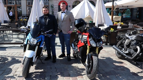 Zamiast czarnych skórzanych kurtek marynarki, krawaty i muchy - przez region przejechał w niedzielę Motocyklowy Rajd Dżentelmenów/fot. Tatiana Adonis