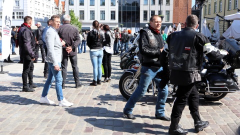 Zamiast czarnych skórzanych kurtek marynarki, krawaty i muchy - przez region przejechał w niedzielę Motocyklowy Rajd Dżentelmenów/fot. Tatiana Adonis