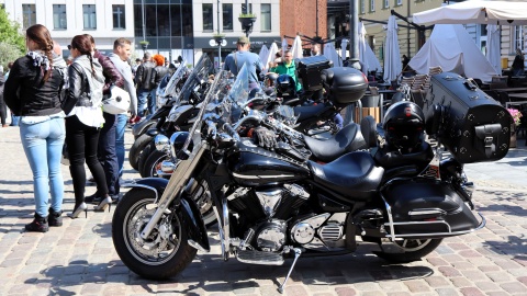 Zamiast czarnych skórzanych kurtek marynarki, krawaty i muchy - przez region przejechał w niedzielę Motocyklowy Rajd Dżentelmenów/fot. Tatiana Adonis