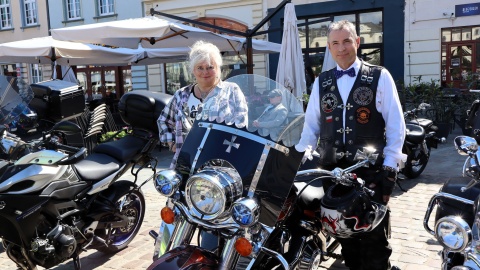 Zamiast czarnych skórzanych kurtek marynarki, krawaty i muchy - przez region przejechał w niedzielę Motocyklowy Rajd Dżentelmenów/fot. Tatiana Adonis