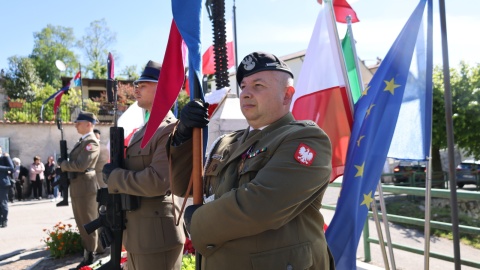 Uroczystość przed pomnikiem upamiętniającym żołnierzy 2. Korpusu Polskiego/fot. PAP/Albert Zawada