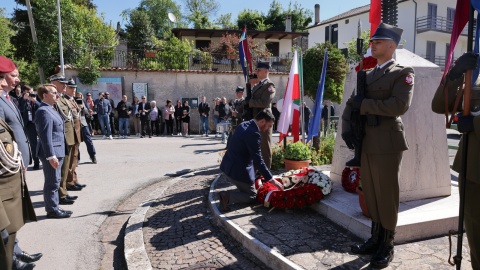 Uroczystość przed pomnikiem upamiętniającym żołnierzy 2. Korpusu Polskiego/fot. PAP/Albert Zawada