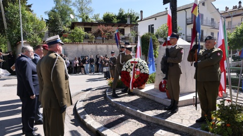 Uroczystość przed pomnikiem upamiętniającym żołnierzy 2. Korpusu Polskiego/fot. PAP/Albert Zawada