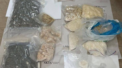 Kryminalni z Grudziądza zatrzymali 37-latka podejrzanego o obrót znaczną ilością narkotyków oraz nielegalnych produktów leczniczych/fot. KMP Grudziądz