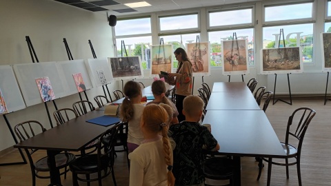 Kilkuletnie dzieci spotkały się w bibliotece na bydgoskim Szwederowie. Okazją były pierwsze warsztaty w ramach bydgoskiego Festiwalu Literobrazki/fot. Monika Siwak