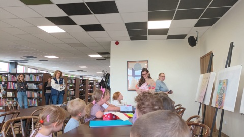 Kilkuletnie dzieci spotkały się w bibliotece na bydgoskim Szwederowie. Okazją były pierwsze warsztaty w ramach bydgoskiego Festiwalu Literobrazki/fot. Monika Siwak