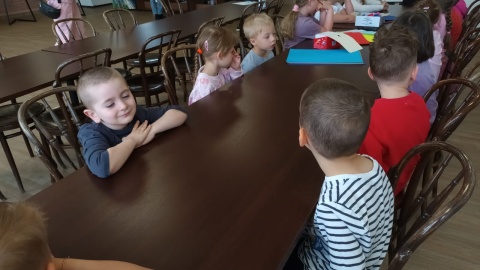 Kilkuletnie dzieci spotkały się w bibliotece na bydgoskim Szwederowie. Okazją były pierwsze warsztaty w ramach bydgoskiego Festiwalu Literobrazki/fot. Monika Siwak