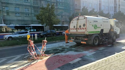 Kolizja samochodu czyszczącego ProNatury na Al. Mickiewicza w Bydgoszczy/fot. Katarzyna Bogucka