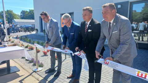 Na zewnątrz - nowoczesny biurowiec, a pod ziemią - profesjonalne schronienie, np. przed bombardowaniem, dla ponad trzystu osób/fot. Marek Ledwosiński