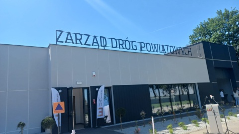Na zewnątrz - nowoczesny biurowiec, a pod ziemią - profesjonalne schronienie, np. przed bombardowaniem, dla ponad trzystu osób/fot. Marek Ledwosiński