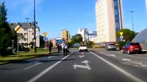Film z brawurowej jazdy nastolatków opublikował na Facebooku jeden z kierowców/ zrzut ekranu, Facebook, film opublikowany przez użytkownika pn. Arczi Korbal