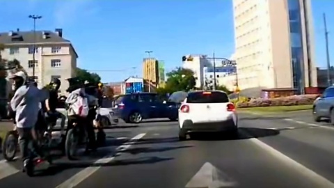 Film z brawurowej jazdy nastolatków opublikował na Facebooku jeden z kierowców/ zrzut ekranu, Facebook, film opublikowany przez użytkownika pn. Arczi Korbal
