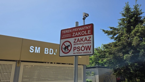 Spółdzielnia ustawiła znaki zakazu wyprowadzania zwierząt na swoim terenie/fot. Mariusz Luda