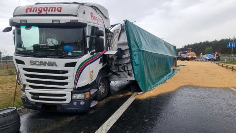 Wywróciła się naczepa samochodu ciężarowego przewożącego zboże/Fot. KM PSP Toruń