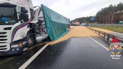 Wywróciła się naczepa samochodu ciężarowego przewożącego zboże/Fot. KM PSP Toruń