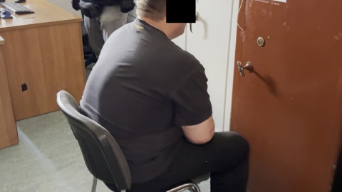 Warszawscy policjanci zatrzymali 48-latka, który podszywając się pod różne osoby wysyłał do wielu instytucji i organów publicznych zawiadomienia o rzekomych przygotowaniach do zamachów/fot. KSP