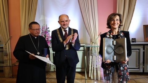 Od lewej: kard. Grzegorz Ryś, marszałek Piotr Całbecki i prof. Marta Cartabia/fot. Mikołaj Kuras dla UMWKP