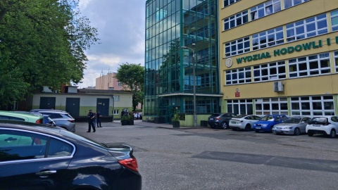 Straż pożarna i służby chemiczne działają w siedzibie Politechniki Bydgoskiej przy ul. Mazowieckiej w Bydgoszczy/fot. Agata Raczek