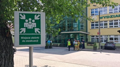 Straż pożarna i służby chemiczne działają w siedzibie Politechniki Bydgoskiej przy ul. Mazowieckiej w Bydgoszczy/fot. Agata Raczek