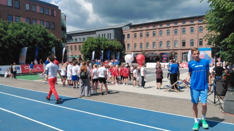 Plac Fajansu Włocławskiego przy Centrum Handlowym Wzorcownia zamienił się w arenę sportowych zmagań/fot. Radosław Jagieła