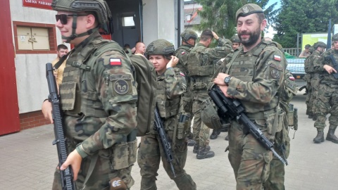 Ćwiczenia rozpoczęły się od alarmującego zgłoszenia -płonie szkoła podstawowa, zaś pod drzwiami wójta ktoś podłożył bombę/ Fot. Marek Ledwosiński