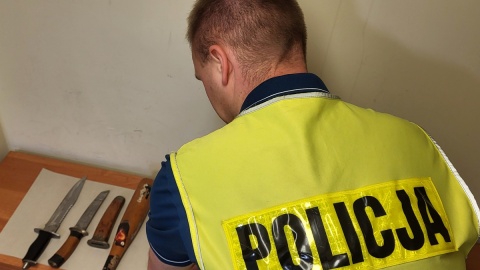 Radziejowscy policjanci zatrzymali 53-latka, który brutalnie zaatakował swojego sąsiada, bijąc go pięściami, kopiąc i uderzając kijem bejsbolowym/fot. KPP Radziejów