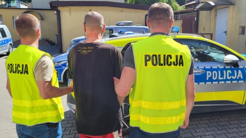 Radziejowscy policjanci zatrzymali 53-latka, który brutalnie zaatakował swojego sąsiada, bijąc go pięściami, kopiąc i uderzając kijem bejsbolowym/fot. KPP Radziejów