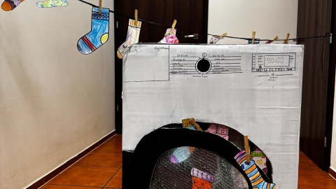 Przygotowali i pomalowali pralkę z papieru, a w zamian otrzymali niezwykłe prezenty/Nadesłane