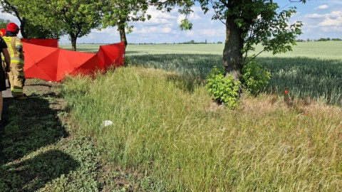 Jak przekazują strażacy z ochotniczej Straży Pożarnej w Strzelnie, rowerzystkę potrącił kierowca samochodu osobowego/ Fot. OSP Strzelno