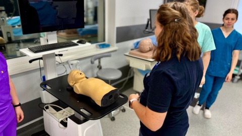 Collegium Medicum UMK w Bydgoszczy pochwaliło się inwestycjami, które mogło zrealizować dzięki pieniądzom z Krajowego Planu Odbudowy. Do uczelni trafiło prawie 112 mln zł/fot. Izabela Langner