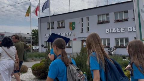 Od ponad pięciu lat uczniowie placówek noszących imię kryptologa Mariana Rejewskiego - białobłockiej szkoły oraz Zespołu Szkół nr 24 w Bydgoszczy - wraz z opiekunami pieszo przemierzają leśne ścieżki, odwiedzając zaprzyjaźnioną szkołę/fot. nadesłane