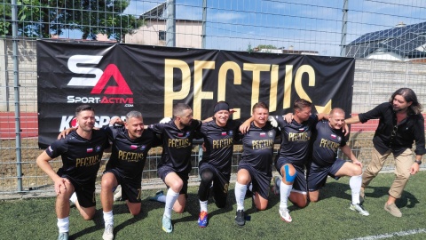 Nie zabrakło też pokazowego meczu piłkarskiego, w którym naprzeciw młodzieży i samorządowców stanął zespół Pectus Team. Zagrali w nim byli reprezentanci Polski - Marek Citko, Piotr Świerczewski i Radosław Majdan/fot. Radosław Jagieła