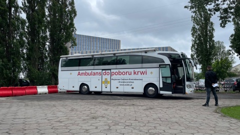 Pod siedzibą bydgoskiej Straży Miejskiej przy ul. Leśniej parkuje w poniedziałek od rana krwiobus Wojskowego Centrum Krwiodawstwa i Krwiolecznictwa/fot. Natasza Trzebuchowska