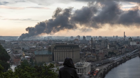 Zniszczenia po rosyjskim ataku na Kijów. Co najmniej 18 osób zostało rannych a historyczny klasztor Ławra Peczerska w Kijowie stanął w płomieniach w rezultacie zmasowanego ataku rosyjskich rakiet i dronów /fot. PAP/Vladyslav Musiienko