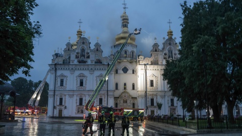 Zniszczenia po rosyjskim ataku na Kijów. Co najmniej 18 osób zostało rannych a historyczny klasztor Ławra Peczerska w Kijowie stanął w płomieniach w rezultacie zmasowanego ataku rosyjskich rakiet i dronów /fot. PAP/Vladyslav Musiienko