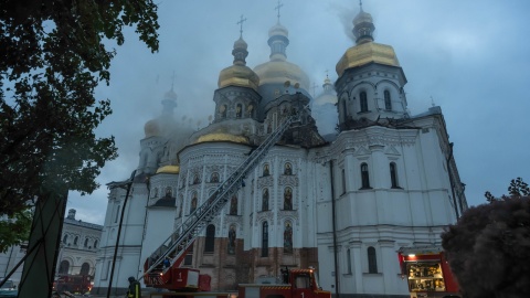 Zniszczenia po rosyjskim ataku na Kijów. Co najmniej 18 osób zostało rannych a historyczny klasztor Ławra Peczerska w Kijowie stanął w płomieniach w rezultacie zmasowanego ataku rosyjskich rakiet i dronów /fot. PAP/Vladyslav Musiienko