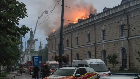 Zniszczenia po rosyjskim ataku na Kijów. Co najmniej 18 osób zostało rannych a historyczny klasztor Ławra Peczerska w Kijowie stanął w płomieniach w rezultacie zmasowanego ataku rosyjskich rakiet i dronów /fot. PAP/Vladyslav Musiienko