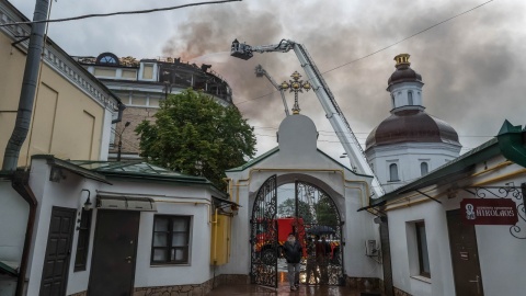 Zniszczenia po rosyjskim ataku na Kijów. Co najmniej 18 osób zostało rannych a historyczny klasztor Ławra Peczerska w Kijowie stanął w płomieniach w rezultacie zmasowanego ataku rosyjskich rakiet i dronów /fot. PAP/Vladyslav Musiienko
