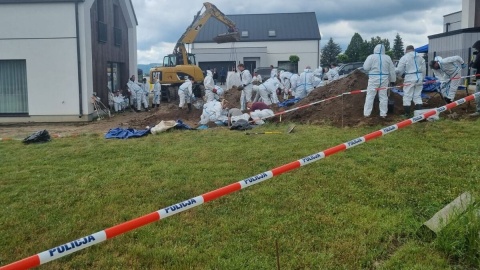Działania służb na miejscu znalezienia ludzkich szczątków/fot. KMP w Rzeszowie